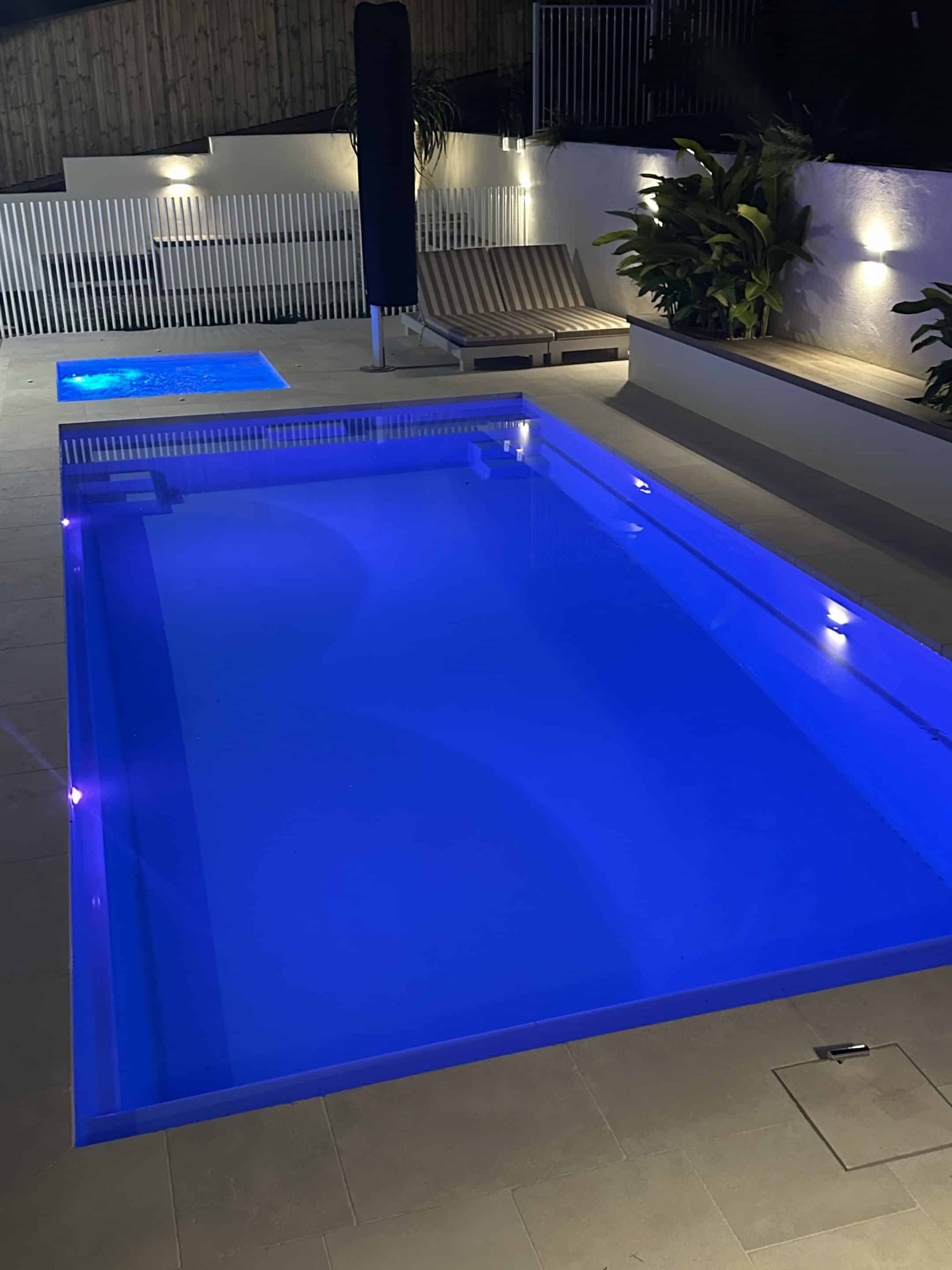 lennox head fibreglass pool being inslatted